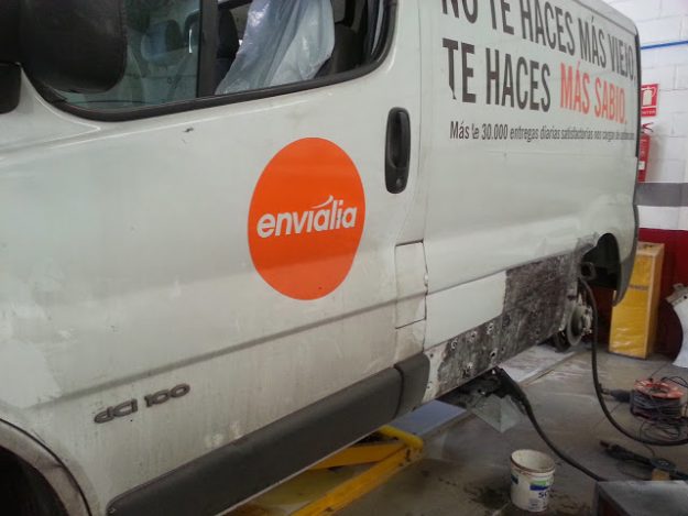 Reparando furgón Envialia